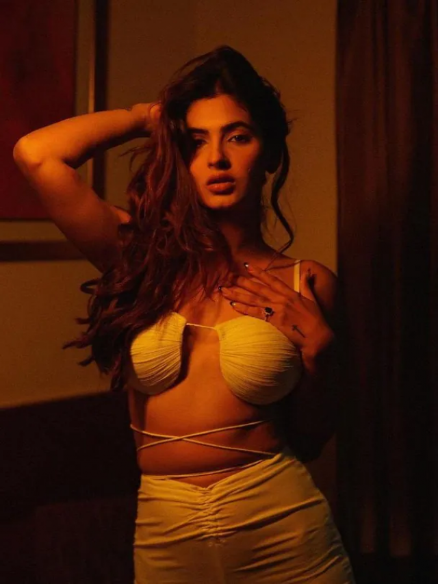 करिश्मा शर्मा ने बोल्ड फोटोशूट करवाते ही ढाया कहर, ‘फायर है फायर…’