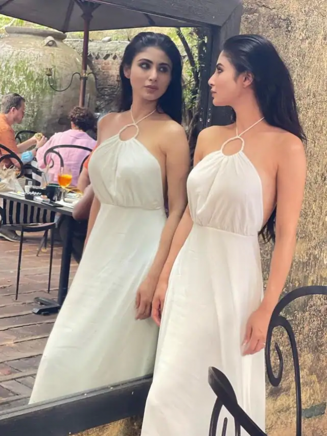 व्हाइट बैकलेस गाउन में आईने के सामने खुद को निहारती नजर आईं मौनी रॉय