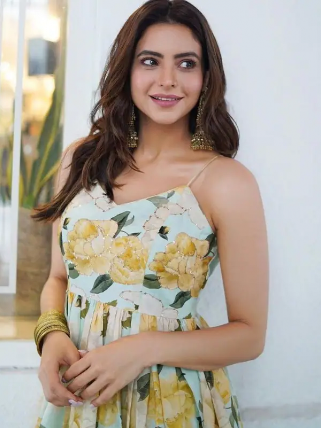 आमना शरीफ ने फ्लोरल अनारकली सूट में दिखाया सादगी भरा अंदाज, देखें…