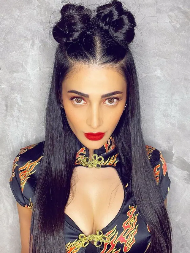 श्रुति हासन ने ब्लैक प्रिंटेड शॉर्ट ड्रेस में दिए सिज़लिंग पोज़…