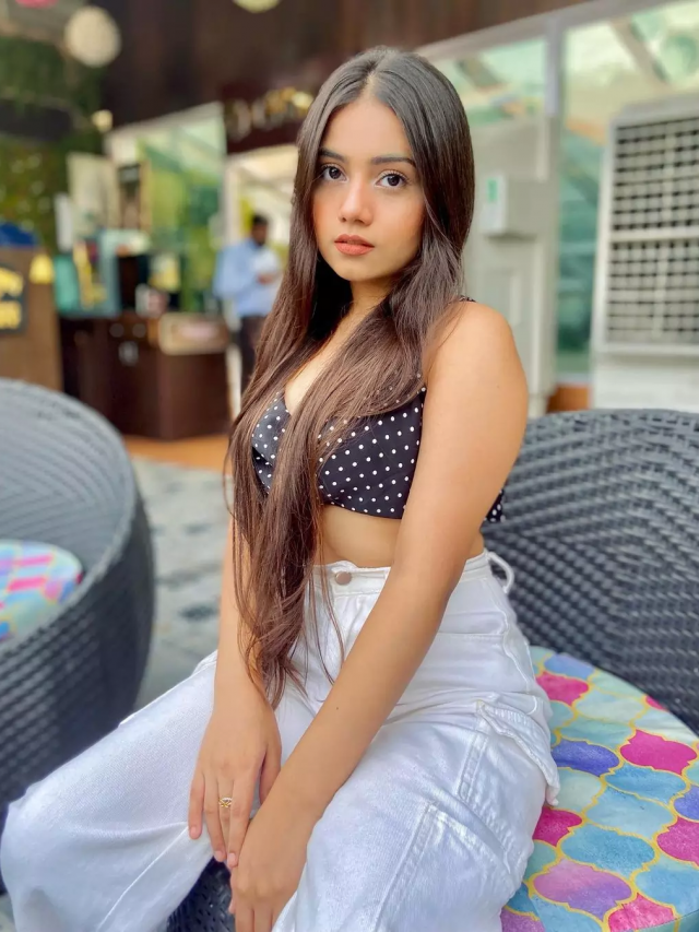 उर्फी से स्टाइल में कम नहीं बहन डॉली, इंस्टाग्राम पर लगाती हैं आग