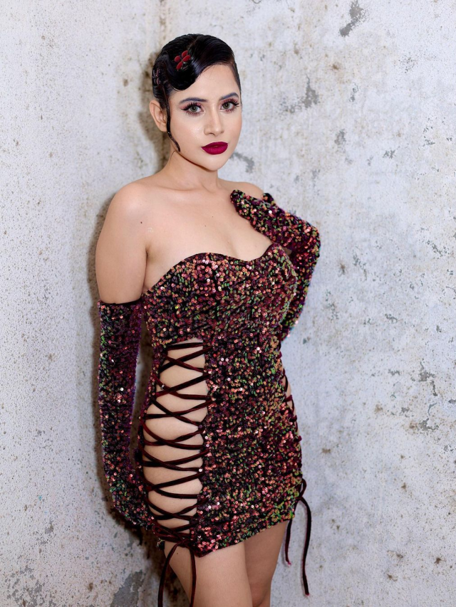 बदन पर सितारे लपेटे हुए इस अंदाज में पार्टी करने निकलीं उर्फी जावेद