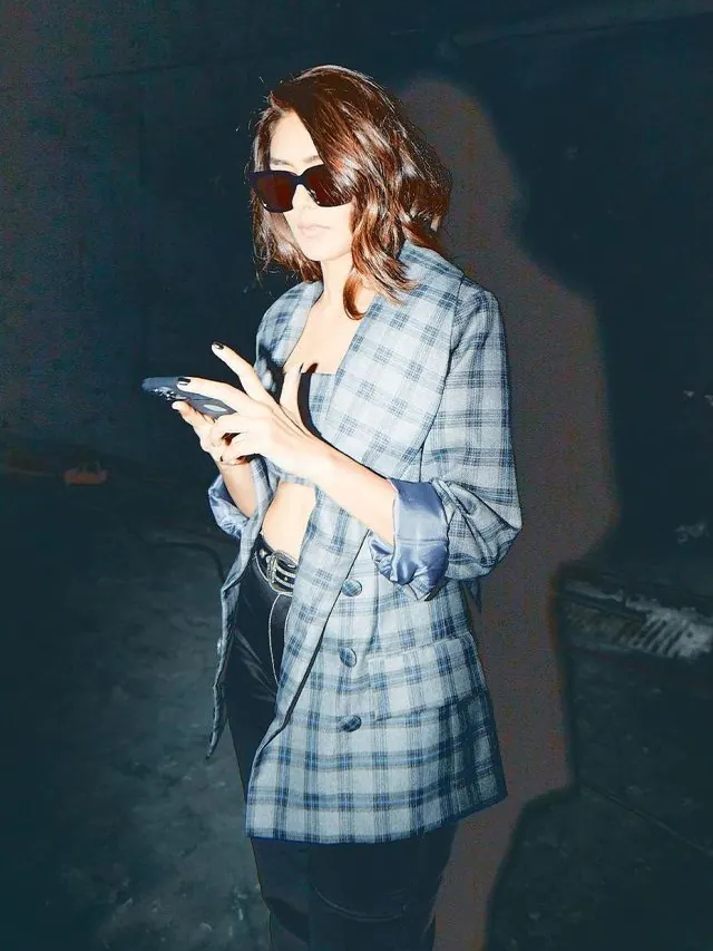 मृणाल ठाकुर ने चेकर्ड ब्लेज़र में दिए किलर पोज़, बॉस लेडी लुक में दिखी