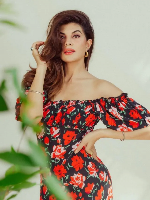 रेड एंड ब्लैक ड्रेस में जैकलीन फर्नांडीज को देख क्रेज़ी हुए फैन्स