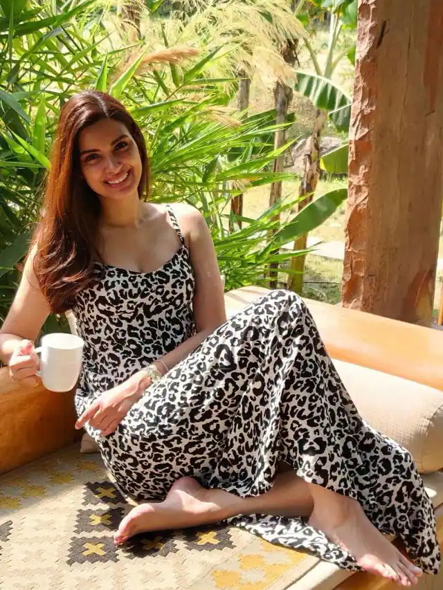 डायना पेंटी ने एनिमल प्रिंटेड ब्लैक स्लिप ड्रेस में लूटी महफिल, देखें