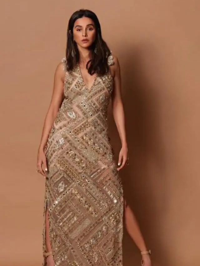 शिबानी दांडेकर ने स्लीवलेस गाउन में फिर बिखेरा हुस्न का जलवा, देखें…