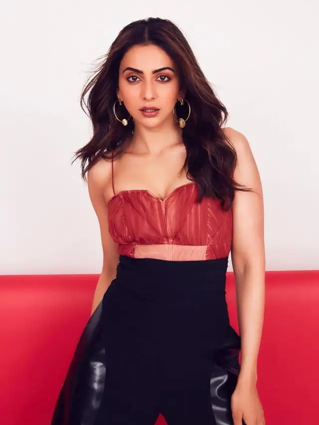 खुले बाल, स्टाइलिश फिट और हाई हील्स में रकुल प्रीत ने ढाया कहर, देखें