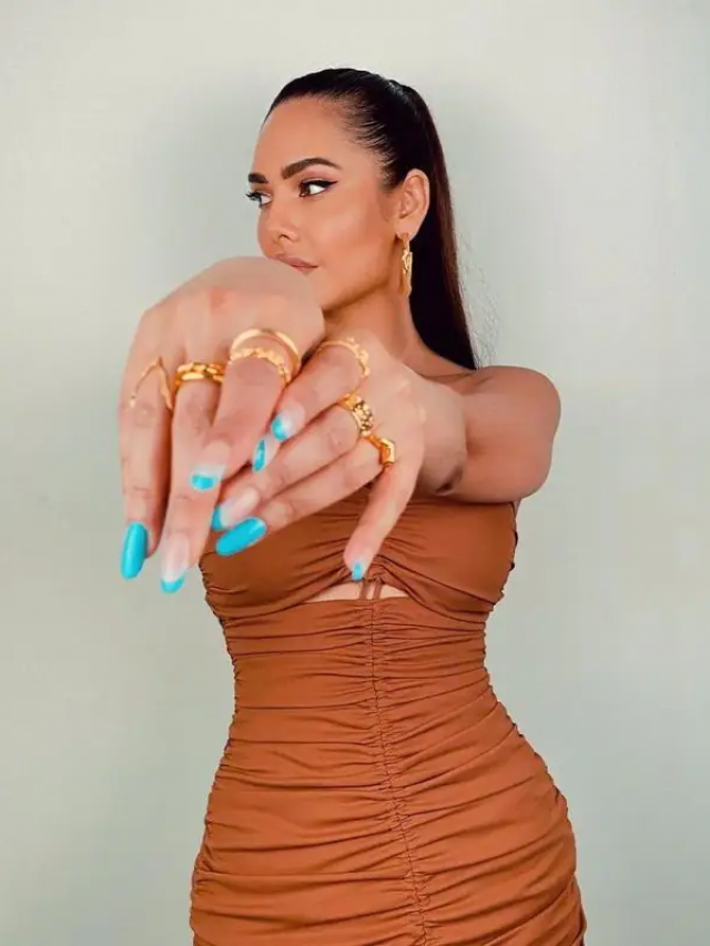 ब्राउन बॉडीकॉन ड्रेस में ईशा गुप्ता ने फ्लॉन्ट किया कर्वी फिगर