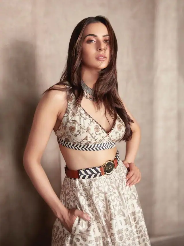 रकुल प्रीत ने खूबसूरत लहंगे में बिखेरा हुस्न का जादू, तारीफों से भरा..