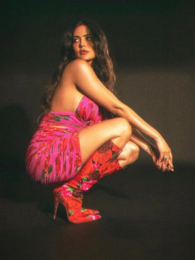 पिंक हॉल्टर-नेक फ्लोरल ड्रेस में ईशा गुप्ता ने फैन्स को किया मदहोश