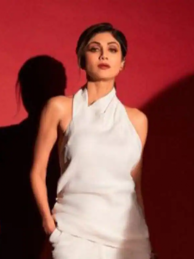 शिल्पा शेट्टी ने ऑल-व्हाइट टॉप और ट्राउज़र में फैंस को लुभाया