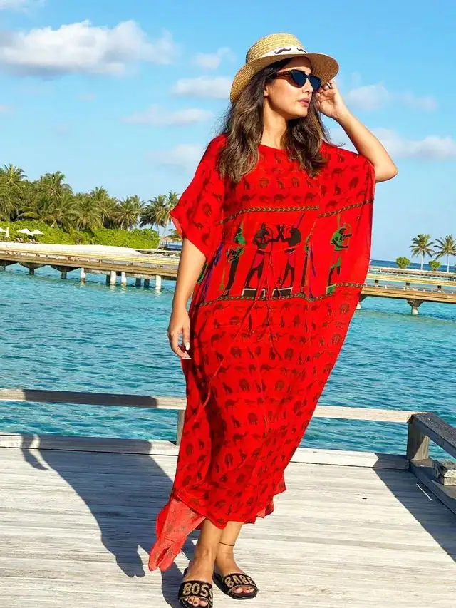 हिना खान के सिजलिंग बीच लुक्स