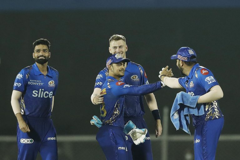 IPL Live 2022 : मुंबई ने गुजरात को 5 रन से हराया, बेकार गई साहा और गिल की शतकीय साझेदारी
