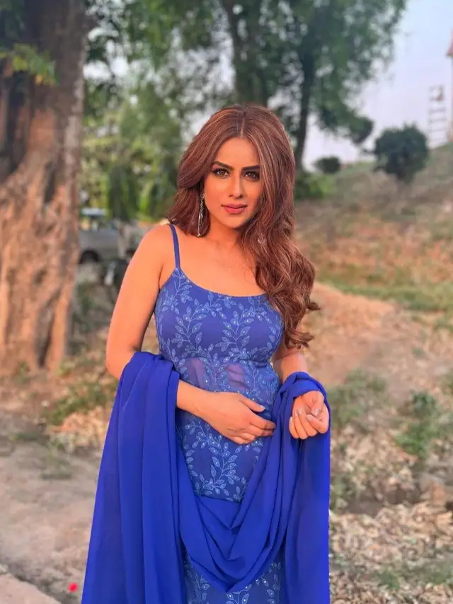 ब्लू सूट में गार्डन में टहलती नजर आईं निया शर्मा, फैन्स से पूछा…