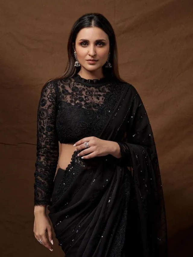 रिणीति चोपड़ा ने शिमरी ब्लैक ट्रांसपेरेंट साड़ी में लूटी महफिल