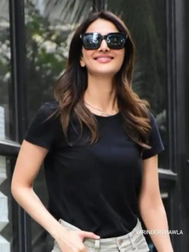 कैजुअल लुक में नजर आईं वाणी कपूर, पैपराज़ी को दिए बिंदास पोज़