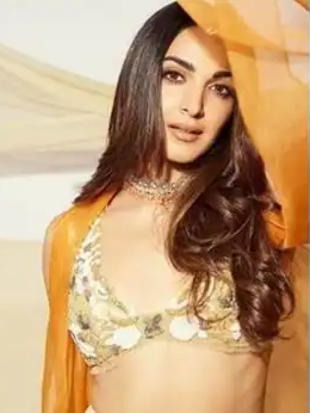 एंब्रॉयडरी वाले ब्रालेट और स्कर्ट सेट में कियारा आडवाणी ने ढाया कहर