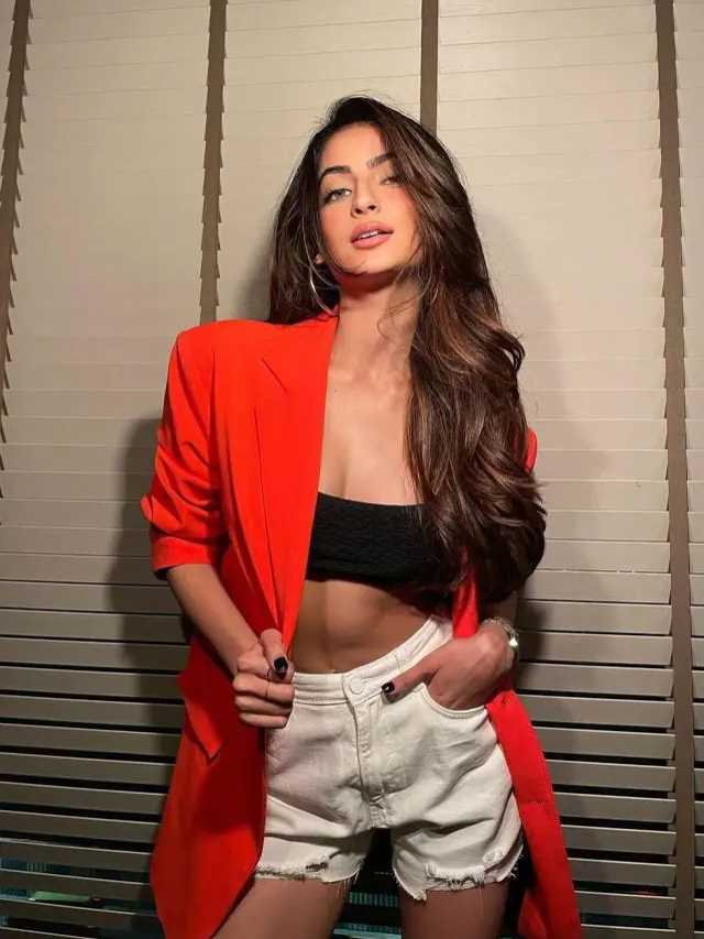 पलक तिवारी ने शॉर्ट्स, ब्रालेट और रेड ब्लेज़र में गिराई बिजलियां