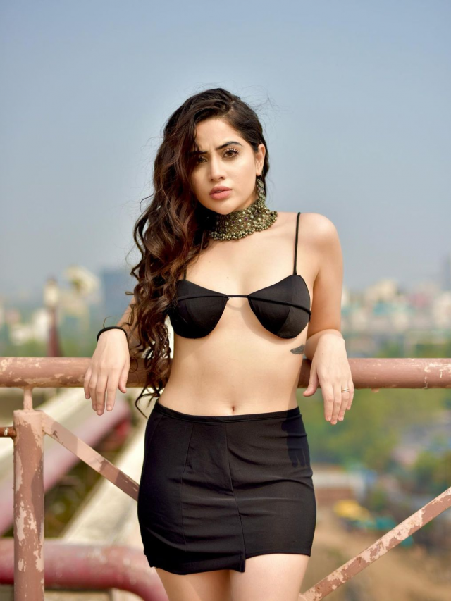 छोटे कपड़ों और ब्रांड प्रमोशन से मोटी रकम कमा लेती हैं उर्फी जावेद