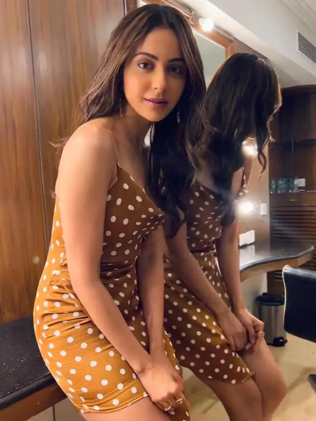 रकुल प्रीत ने मस्टर्ड पोल्का-डॉट्स ड्रेस में स्प्रेड की समर वाइब्स