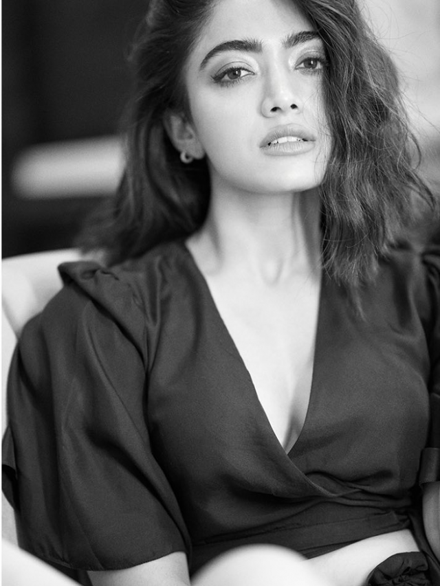 Rashmika Mandanna showed cleavage