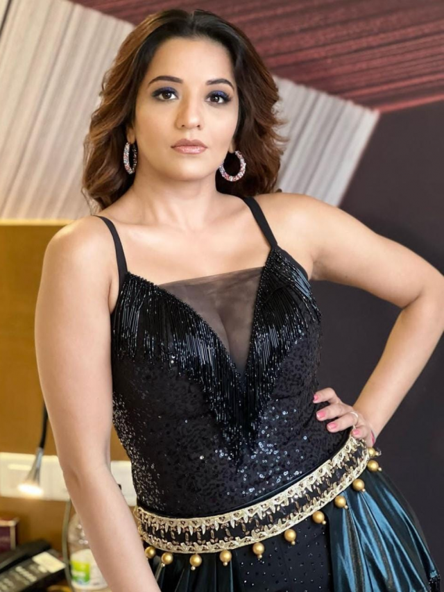 Monalisa showed bold look in black dress