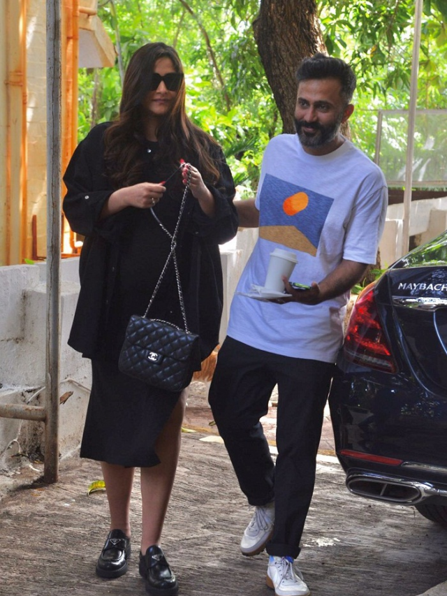 Sonam Kapoor was spotted in Bandra with husband, flaunted baby bump