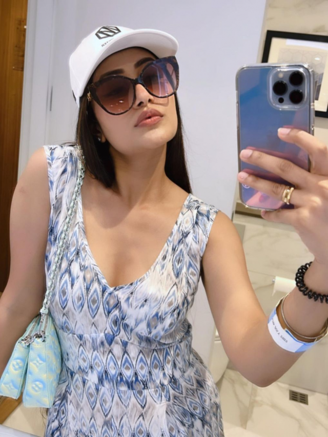 Dhanshree Verma gave bold looks in front of the glass