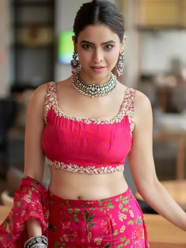 Aamna Sharif in floral saree and backless blouse