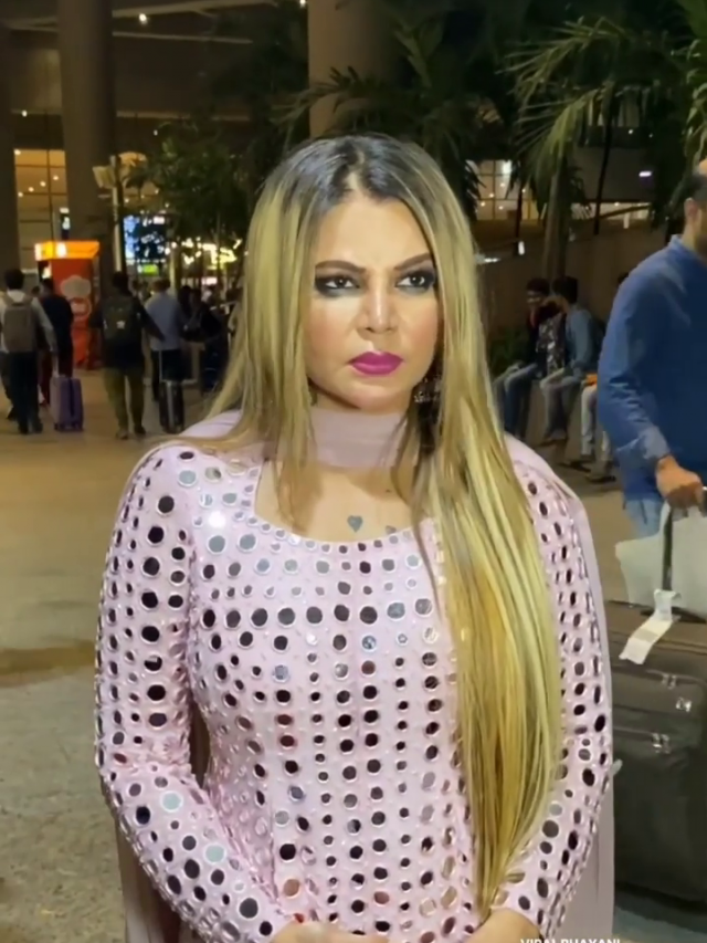Rakhi Sawant asked for ₹ 500 at the airport