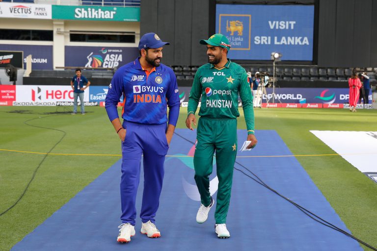 Asia Cup 2022 India vs Pakistan Live : भारत ने शुरू की बल्लेबाजी, ओपनर रोहित और राहुल क्रीज पर