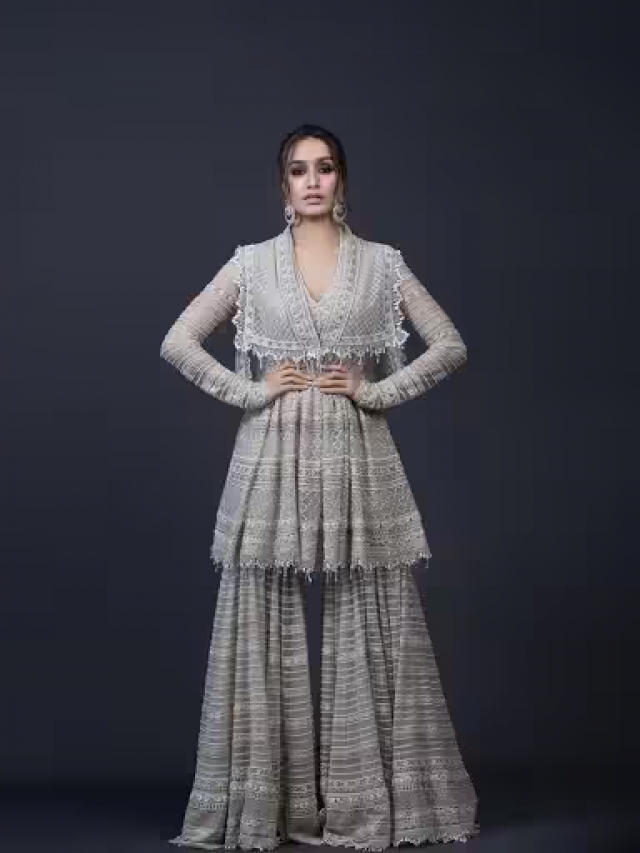 देसी हो या विदेशी हर लुक में श्रद्धा ढाती हैं कहर