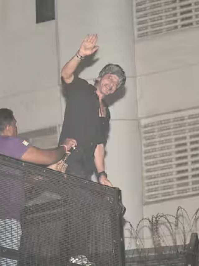 400 करोड़ का धमाका करने के बाद फैंस मिले ‘पठान’