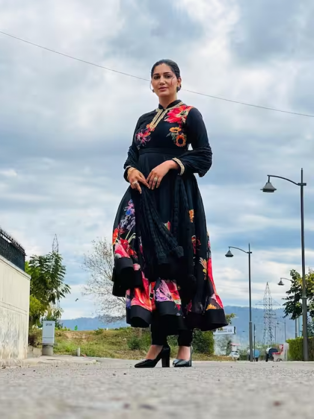 काले सूट में हरियाणवी डांसर सपना चौधरी ने ढाया कहर