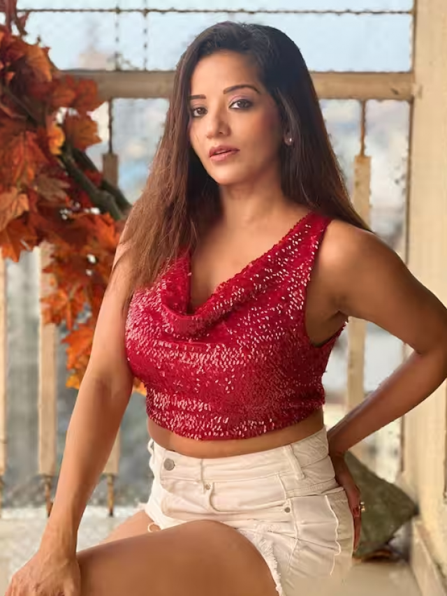 40 की उम्र में क्रॉप टॉप और शॉर्ट्स में मोनालिसा ने दिखाई दिलकश अदाएं