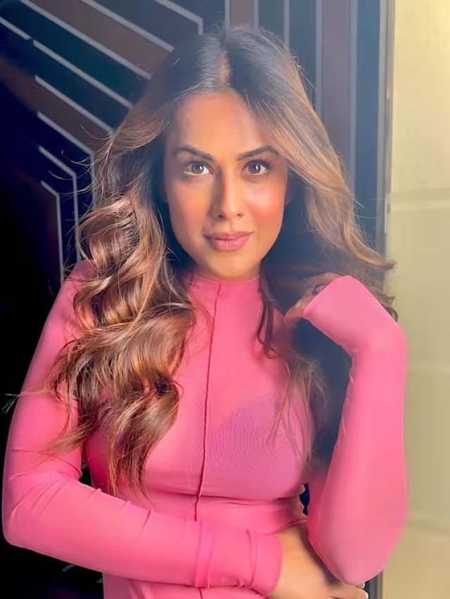 छोटी सी स्कर्ट और ट्रांसपैरेंट टॉप में निया ने ढाया कहर