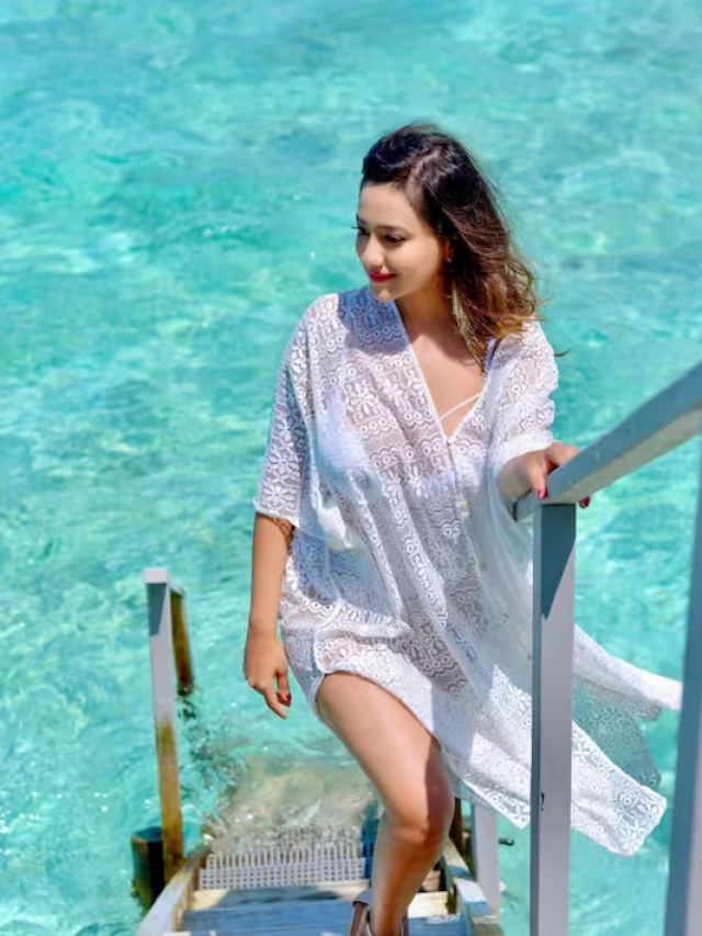 Madalsa Sharma पर समुद्र किनारे चढ़ा ऐसा खुमार दिखाया हुस्न का जलवा