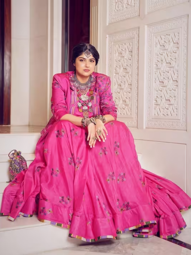 पिंक लहंगे में कहर ढाती नजर आईं अर्जुन कपूर की बहन