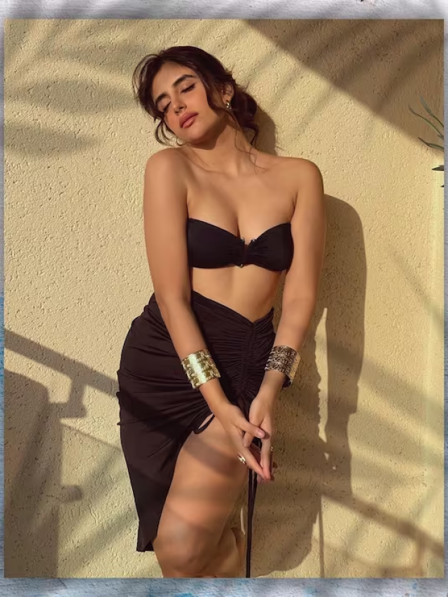 ट्यूब टॉप के साथ ब्लैक स्कर्ट पहने बेहद हसीन दिखीं मायशा अय्यर