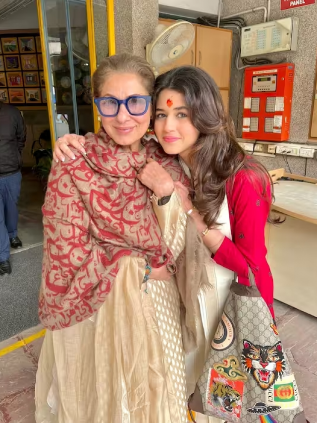 डिंपल कपाड़िया के साथ वायरल हो रही लड़की की तस्वीर, जानें कौन हैं?