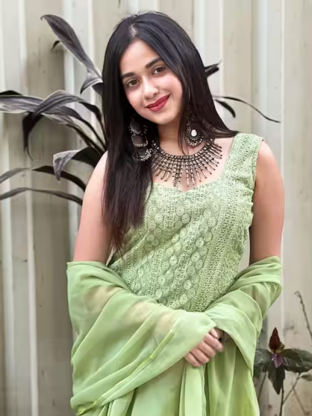 जन्नत जुबैर का ट्रेडिशनल सूट कलेक्शन यंग लड़कियों के लिए है परफेक्ट