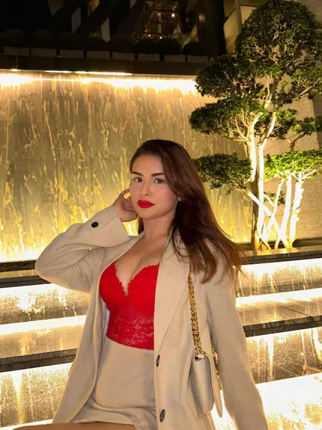 सुर्ख लाल डीपनेक टॉप पहने नजर आई ये खूबसूरत एक्ट्रेस