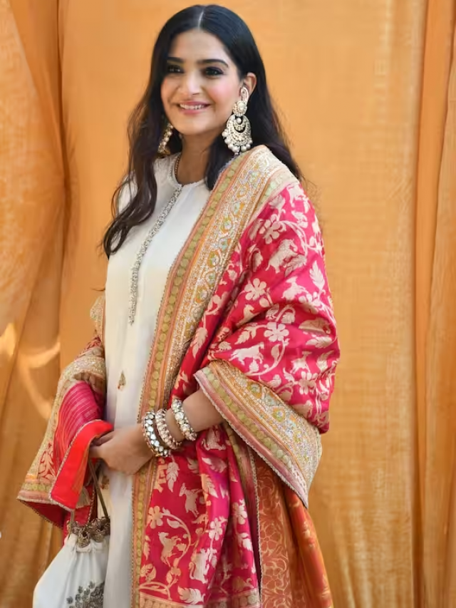 ‘वीरे दी’ एंगेजमेंट सेरेमनी में बन ठनकर पहुंचीं सोनम कपूर