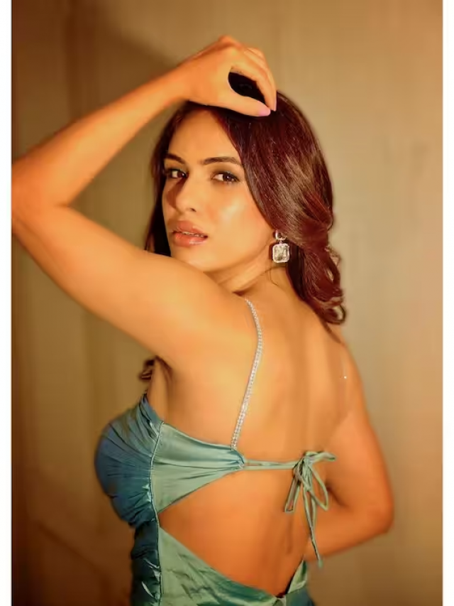 ब्लू बैकलेस ड्रेस में नेहा मलिक ने फ्लॉन्ट किया कर्वी फिगर