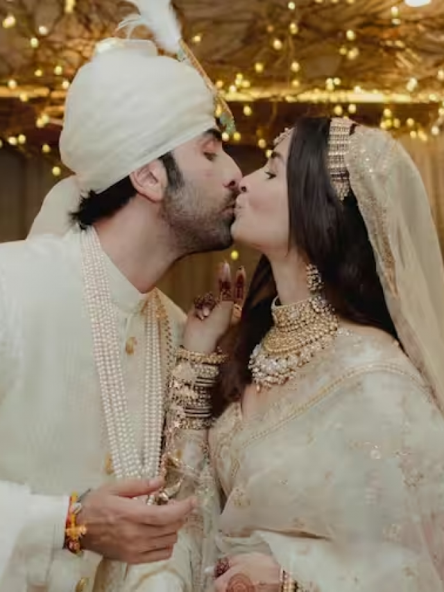 अपनी शादी की खुमारी में इस कदर डूबे स्टार्स, परिवार के सामने किया किस