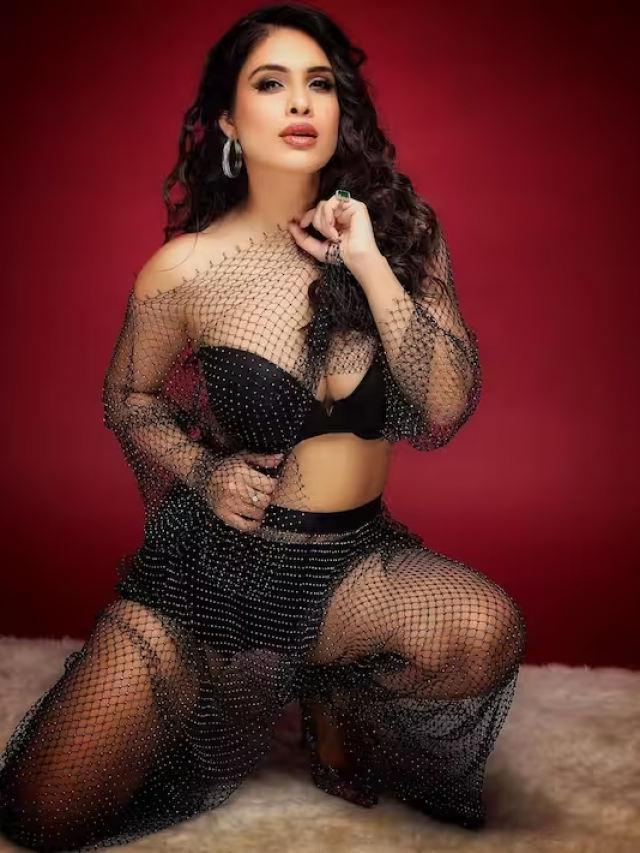 ब्लैक बिकिनी के साथ जालीदार टॉप पहनकर नेहा मलिक ने दिए सिजलिंग पोज