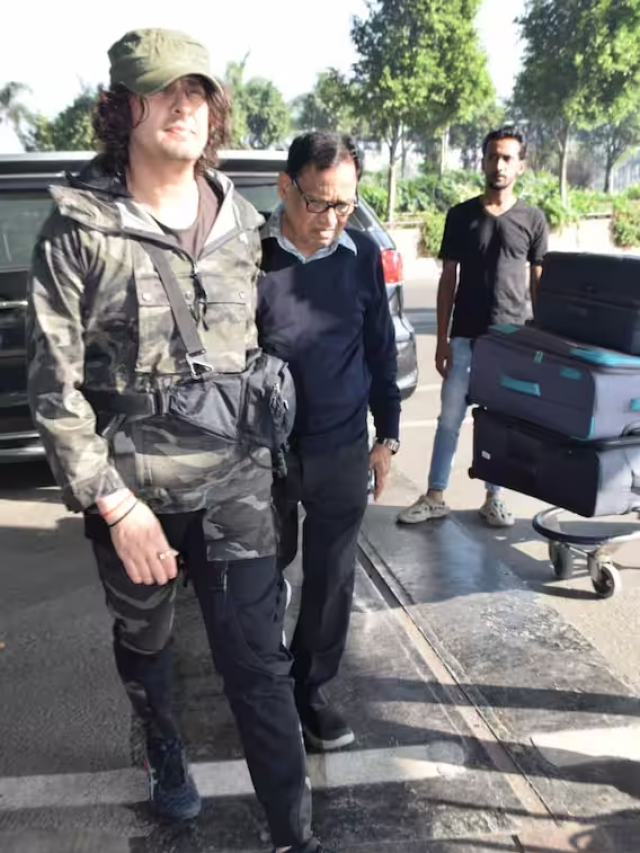 धक्का-मुक्की मामले के बाद एयरपोर्ट पर पापा के साथ स्पॉट हुए Sonu Nigam