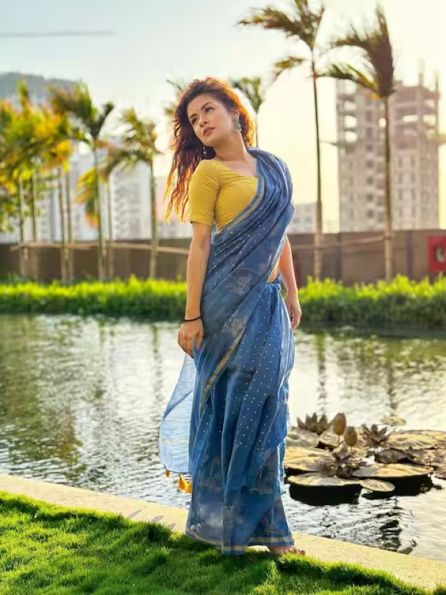 पतली सी सूती साड़ी पहनकर इस कमसिन Avneet Kaur ने दिखाई अपनी कमरिया