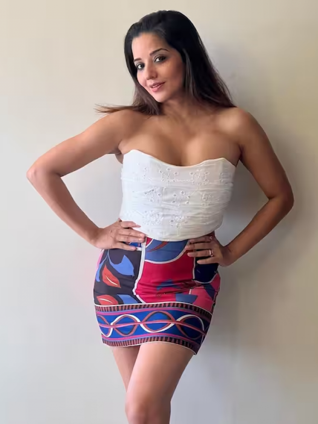 ऑफ शोल्डर टॉप के साथ मिनी स्कर्ट पहन खूब इठलाईं मोनालिसा