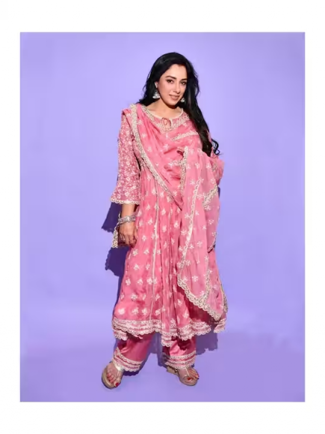 ‘अनुपमा’ ने गुलाबी रंग के सूट में खिंचवाई ऐसी कातिलाना फोटोज